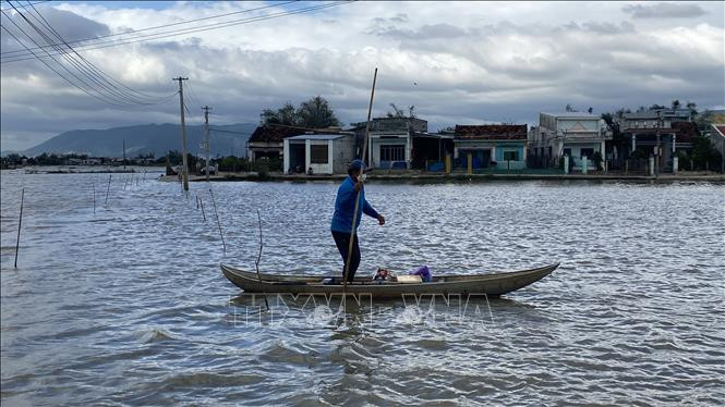 Các tỉnh Nam Trung Bộ vừa trải qua một đợt mưa lũ vào đầu tháng 12, thì nay lại có nguy cơ đối mặt với tình trạng lũ quét và sạt lở đất. Ảnh: TTXVN Các tỉnh, thành phố từ Thừa Thiên - Huế đến Bình Định ứng phó với lũ trên các sông ảnh 1