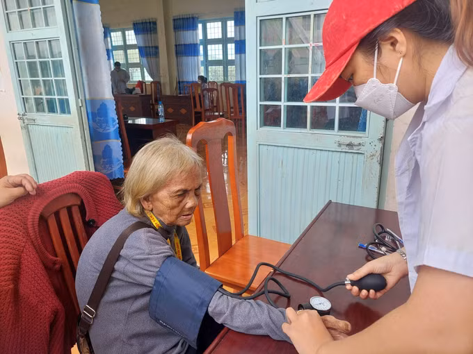 Đồng hành cùng đồng bào Xơ Đăng vượt khó ảnh 4