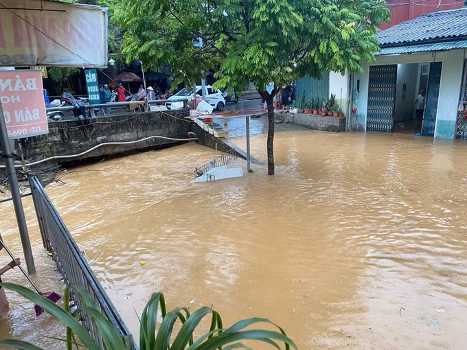 Mưa lớn gây nhiều thiệt hại tại Yên Bái, tạm dừng chạy tàu tuyến Hà Nội - Lào Cai ảnh 2