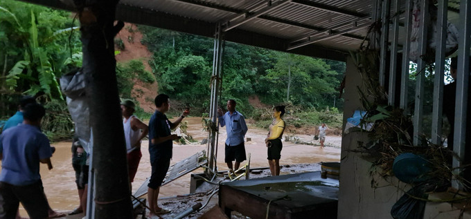 Mưa lớn gây nhiều thiệt hại cho người dân ở xã Yên Thái, huyện Văn Yên. Ảnh: TTXVN Yên Bái: Mưa lớn gây sạt lở đất làm hai người thiệt mạng ảnh 2