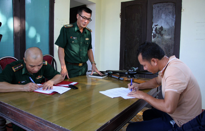 Người dân tự nguyện ký cam kết không tham gia tiếp tay, mua bán vận chuyển, tàng trữ vũ khí, vật liệu nổ, công cụ hỗ trợ tại Đồn biên phòng Diễn Thành, huyện Diễn Châu, Nghệ An. Ảnh: Văn Tý - TTXVN Nghệ An ngăn ngừa hiểm họa từ vũ khí, vật liệu nổ ảnh 3