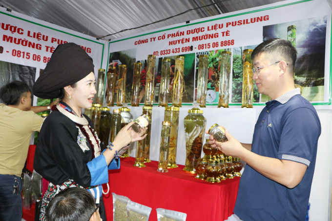 Người dân đến thăm quan và mua các sản phẩm trưng bày tại hội chợ. Ảnh: Đinh Thùy - TTXVN Khai mạc Hội chợ Công Thương vùng Tây Bắc - Lai Châu ảnh 1