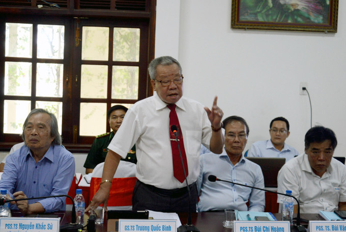 GS.TS Trương Quốc Bình, nguyên Phó cục trưởng Cục Di sản văn hóa phát biểu tại Hội nghị. Ảnh: Lê Ngọc Phước - TTXVN Quảng Ngãi: Cần bảo tồn, phát huy vai trò của đầm An Khê gắn với không gian văn hóa - sinh tồn của cư dân Sa Huỳnh cổ ảnh 2