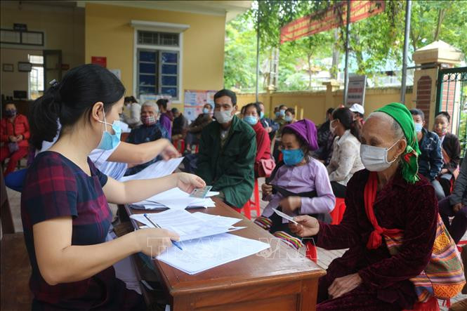 Trạm Y tế xã Thạch Giám, huyện Tương Dương (Nghệ An) tiêm phòng vaccine COVID -19 cho người dân. Ảnh: Bích Huệ - TTXVN Trạm Y tế xã phải được coi là nền tảng cơ bản quản lý, chăm sóc sức khỏe nhân dân suốt cuộc đời ảnh 1