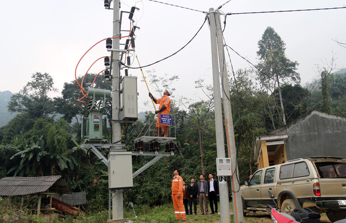 Đưa điện lưới Quốc gia về các khu đặc biệt khó khăn Chen, Chự, Hồ, xã Yên Sơn, huyện Thanh Sơn (Phú Thọ). Ảnh:baophutho.vn Sắc mới trên bản người Dao ở huyện miền núi Thanh Sơn ảnh 1