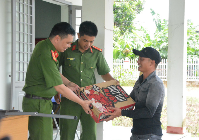 Công an xã biên giới Ea Bung, huyện Ea Súp, tỉnh Đắk Lắk tặng nhu yếu phẩm cho người dân chủ động giao nộp vũ khí. Ảnh: Tuấn Anh – TTXVN Bảo vệ sự bình yên trong mỗi buôn làng Đắk Lắk ảnh 2