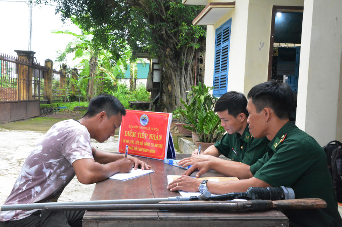 Đồn Biên phòng Sêrêpốk (Đắk Lắk) lập biên bản tiếp nhận vũ khí do người dân giao nộp. Ảnh: Tuấn Anh – TTXVN Bảo vệ sự bình yên trong mỗi buôn làng Đắk Lắk ảnh 1