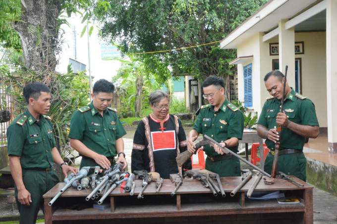 Các loại súng được lực lượng Bộ đội Biên phòng thu giữ tại xã Krông Na, huyện Buôn Đôn. Ảnh: Tuấn Anh – TTXVN Bảo vệ sự bình yên trong mỗi buôn làng Đắk Lắk ảnh 4