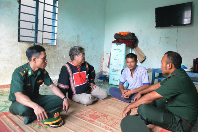 Bộ đội biên phòng Sêrêpốk phối hợp với già làng tuyên truyền, vận động nhân dân về các quy định của pháp luật liên quan đến tàng trữ, sử dụng vũ khí. Ảnh: Tuấn Anh – TTXVN Bảo vệ sự bình yên trong mỗi buôn làng Đắk Lắk ảnh 5