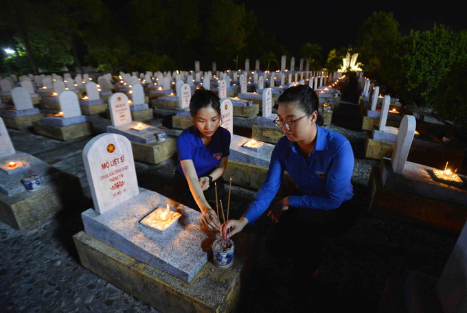 Đoàn viên thanh niên Khối các cơ quan Trung ương thắp nến tri ân. Ảnh: Minh Đức - TTXVN Ngày Thương binh - Liệt sỹ 27/7: Thắp nến tri ân những người con ưu tú của đất nước với những nghi thức đẹp đẽ nhất ảnh 1