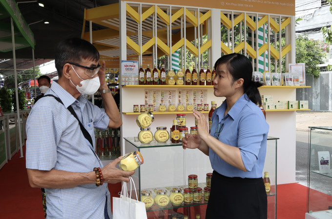 Doanh nghiệp giới thiệu sản phẩm OCOP tới khách hàng tại Hội chợ, triển lãm sản phẩm nông nghiệp tiêu biểu, sản phẩm OCOP năm 2023. Ảnh: Xuân Anh -TTXVN Bộ Công Thương ban hành tiêu chí Điểm giới thiệu và bán sản phẩm OCOP giai đoạn 2023-2025 ảnh 1