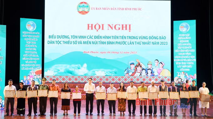 Bình Phước tôn vinh điển hình tiên tiến trong vùng đồng bào dân tộc thiểu số ảnh 1