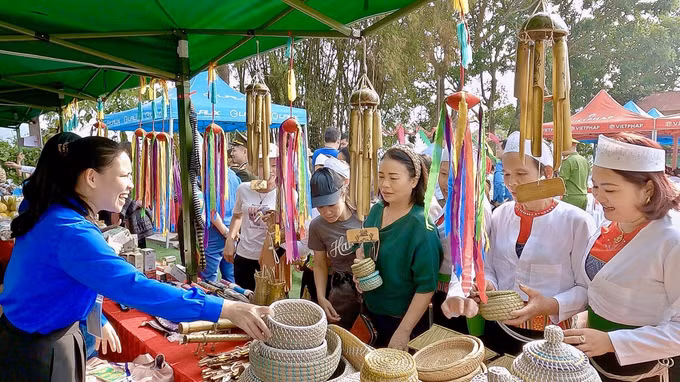 Đánh thức tiềm năng du lịch bản Bích Trụ vùng lòng hồ sông Đà ảnh 2