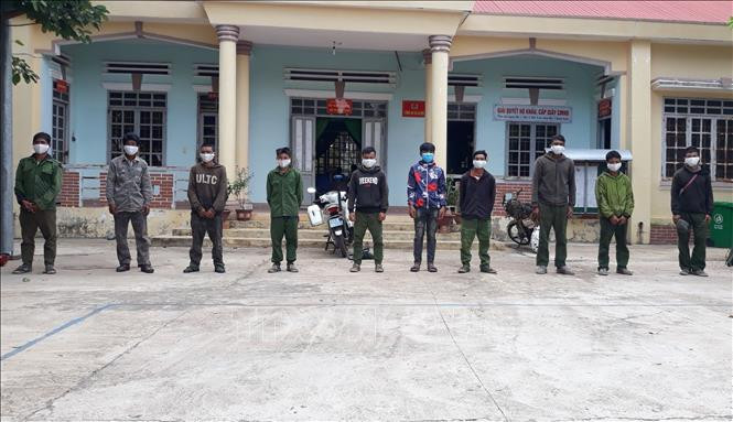 Các đối tượng bị bắt giữ. Ảnh: TTXVN Biên phòng Đắk Lắk phát hiện, xử lý nhóm đối tượng vận chuyển lâm sản trái phép vào Việt Nam ảnh 1