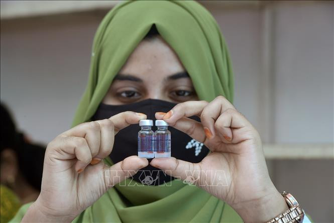 Nhân viên y tế chuẩn bị vaccine phòng COVID-19 để tiêm cho người dân tại Dhaka, Bangladesh, ngày 26/2/2022. Ảnh: THX/ TTXVN Thế giới “chạy đua” tìm kiếm vaccine thế hệ mới ảnh 1