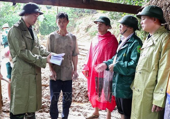 Lãnh đạo huyện Hoàng Su Phì thăm hỏi, động viên và hỗ trợ gia cho đình 2 người chết tại xã Bản Nhùng (Hoàng Su Phì). Ảnh: TTXVN phát Mưa lớn gây thiệt hại nặng tại Hà Giang, hai người chết, một người bị thương ảnh 2