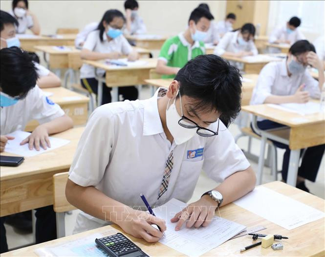 Thí sinh tại giờ thi môn Toán sáng 13/6. Ảnh: Thanh Tùng - TTXVN Kỳ thi tuyển sinh lớp 10 tại Hà Nội: Đoàn kết làm nên thành công của Kỳ thi “đặc biệt” ảnh 3