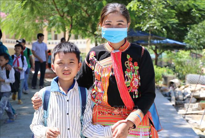 Năm học 2021-2022, hơn 17.350 học sinh Lai Châu không còn được thụ hưởng các chính sách hỗ trợ vì các xã thuộc diện thoát nghèo khi học sinh các xã này đạt chuẩn nông thôn mới. Ảnh: Nguyễn Oanh-TTXVN. Lai Châu: Người dân mong muốn có chính sách hỗ trợ linh hoạt cho học sinh vùng mới thoát nghèo ảnh 1