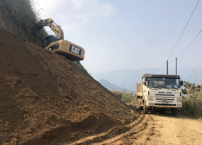 Công ty TNHH Đầu tư và Xây dựng Mạnh Quân tập trung nhân lực máy móc đẩy nhanh tiến độ thi công đoạn xã Sin Suối Hồ, huyện Phong Thổ. Ảnh: Nguyễn Oanh-TTXVN Lai Châu đẩy nhanh tiến độ thi công đường hành lang biên giới ảnh 3