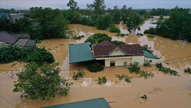 Lũ lớn trên sông Hiếu gây ngập diện rộng tại khu vực xã Thanh An, huyện Cam Lộ và phường Đông Giang, thành phố Đông Hà, tỉnh Quảng Trị. Ảnh: Hồ Cầu - TTXVN Lũ trên các sông từ Hà Tĩnh, Quảng Bình, Thừa - Thiên Huế đang xuống, nguy cơ sạt lở đất vẫn cao ảnh 1