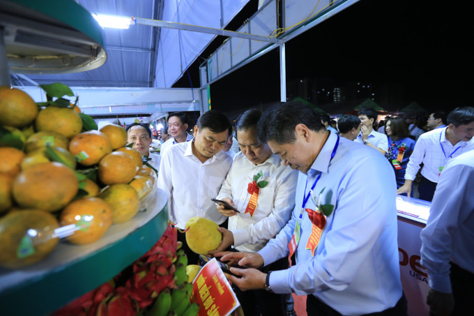 Đại biểu tham quan các gian hàng. Ảnh: Lưu Trọng Đạt - TTXVN Khai mạc Hội chợ nông nghiệp và triển lãm sản phẩm OCOP vùng Trung du, miền núi phía Bắc 2022 ảnh 1