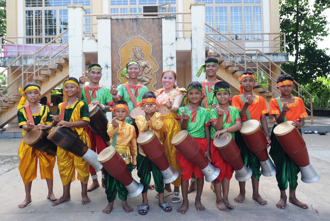 Các em nhỏ đồng bào dân tộc Khmer được truyền dạy điệu múa trống Chhay-dăm tại xã Trường Tây, thị xã Hòa Thành, tỉnh Tây Ninh. Ảnh: Minh Phú - TTXVN Giữ gìn điệu múa trống độc đáo của đồng bào Khmer ở Tây Ninh ảnh 3