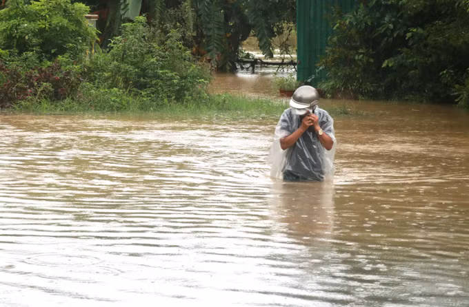Quảng Trị: Mưa lớn khiến hàng nghìn mét khối đất, đá tràn ra nhiều tuyến đường ảnh 1
