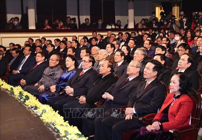 Thủ tướng Nguyễn Xuân Phúc, Chủ tịch Quốc hội Nguyễn Thị Kim Ngân, Thường trực Ban Bí thư Trần Quốc Vượng cùng nhiều đồng chí lãnh đạo, nguyên lãnh đạo Đảng và Nhà nước tham dự buổi lễ. Ảnh: Trọng Đức - TTXVN Kỷ niệm 91 năm Ngày thành lập Đảng: Trao Giải báo chí toàn quốc về xây dựng Đảng lần thứ V - năm 2020 ảnh 1