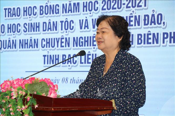 Bà Trương Mỹ Hoa, Nguyên Phó Chủ tịch nước, Chủ tịch Quỹ học bổng Vừ A Dính, Chủ nhiệm Câu lạc bộ “Vì Hoàng Sa – Trường Sa thân yêu” phát biểu tại chương trình. Ảnh: Nhật Bình - TTXVN Hỗ trợ học sinh dân tộc thiểu số, con em ngư dân hoàn cảnh khó khăn ở Bạc Liêu ảnh 2