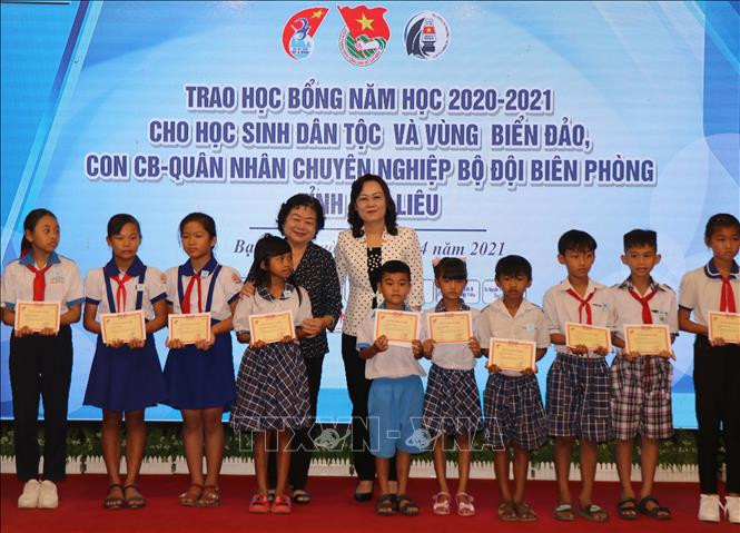 Phó Bí thư Tỉnh ủy, Chủ tịch HĐND tỉnh Bạc Liêu Lê Thị Ái Nam và bà Trương Mỹ Hoa, Nguyên Phó Chủ tịch nước, Chủ tịch Quỹ học bổng Vừ A Dính, Chủ nhiệm Câu lạc bộ “Vì Hoàng Sa – Trường Sa thân yêu” trao học bổng cho các em học sinh. Ảnh: Nhật Bình - TTXVN. Hỗ trợ học sinh dân tộc thiểu số, con em ngư dân hoàn cảnh khó khăn ở Bạc Liêu ảnh 1