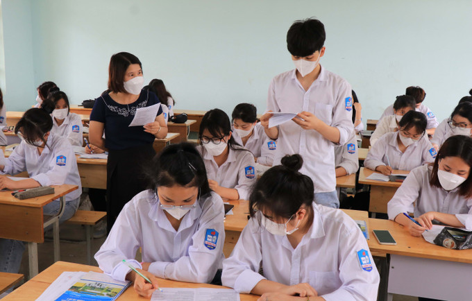 Thầy và trò trường Trung học Phổ thông Lương Tài 2, huyện Lương Tài, tỉnh Bắc Ninh ôn tập chuẩn bị Kỳ thi tốt nghiệp THPT năm 2022. Ảnh: Thanh Thương- TTXVN Học sinh Trung học Phổ thông được đổi môn học tự chọn vào cuối năm học ảnh 1