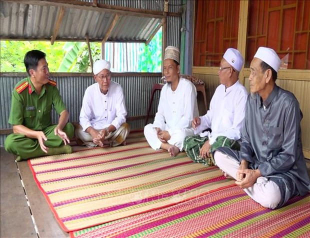Công an xã Quốc Thái (An Phú, An Giang) gặp gỡ, trao đổi với các chức sắc trong đồng bào Chăm về tình hình an ninh trật tự tại địa phương. Ảnh: Thanh Sang - TTXVN Ban hành Nghị định về xây dựng Công an xã, thị trấn chính quy ảnh 1