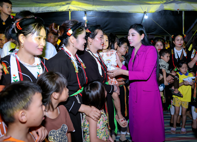 Bí thư Tỉnh ủy Vĩnh Phúc Hoàng Thị Thúy Lan trao quà trung thu cho các cháu thiếu niên, nhi đồng xã Đạo Trù (Tam Đảo, Vĩnh Phúc). Ảnh: vinhphuc.gov.vn Vĩnh Phúc chăm lo đời sống đồng bào dân tộc thiểu số và miền núi ảnh 1