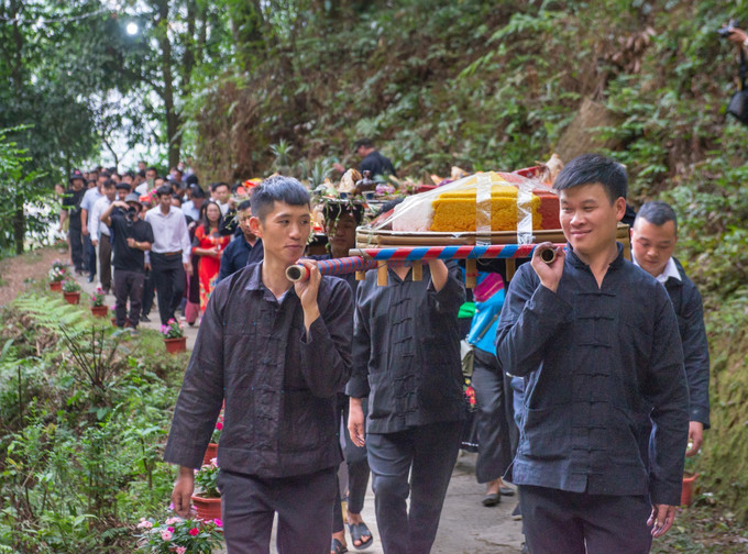 Người dân địa phương thực hiện nghi thức dâng hương miếu Ông, miếu Bà . Ảnh: Nam Thái - TTXVN Khai mạc Lễ hội chợ Phong Lưu Khâu Vai ảnh 2