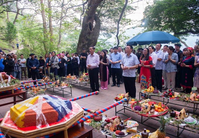 Lãnh đạo tỉnh Hà Giang, huyện Mèo Vạc và các đại biểu, nhân dân địa phương và khách du lịch dâng hương miếu Ông, miếu Bà. Ảnh: Nam Thái - TTXVN Khai mạc Lễ hội chợ Phong Lưu Khâu Vai ảnh 4