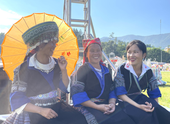 Chị em phụ nữ người Mông huyện Than Uyên vui Tết độc lập. Ảnh: Đinh Thùy - TTXVN Đồng bào dân tộc Mông Lai Châu rộn ràng xuống phố vui Tết Độc lập ảnh 2