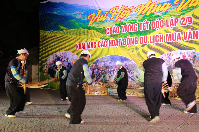 Chương trình nghệ thuật với chủ đề “Rạng rỡ quê hương”. Ảnh: Tuấn Anh - TTXVN Nhiều hoạt động đặc sắc mừng Tết Độc lập tại vùng cao Mù Cang Chải ảnh 2