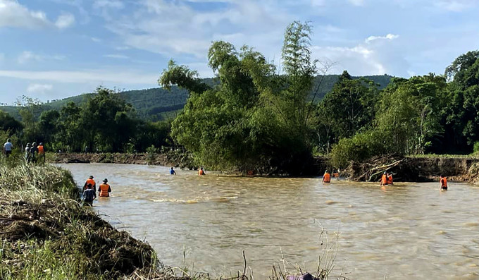 Chính quyền địa phương huy động dân quân, tự vệ, công an và nhân dân tìm kiếm nhưng đến 17 giờ ngày 1/10 nạn nhân vẫn chưa được tìm thấy. Ảnh: TTXVN Nghệ An: Một học sinh bị lũ cuốn mất tích ảnh 1