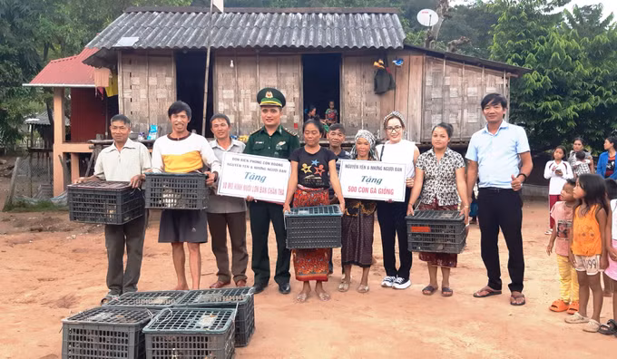 Trao tặng mô hình sinh kế cho người dân vùng rẻo cao biên giới tỉnh Quảng Bình ảnh 1