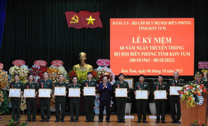 Chủ tịch Ủy ban nhân dân tỉnh Kon Tum Lê Ngọc Tuấn tặng Bằng khen cho các tập thể, cá nhân có thành tích xuất sắc. Ảnh: Cao Nguyên - TTXVN Kon Tum xây dựng lực lượng bảo vệ biên giới vững mạnh, rộng khắp ảnh 6