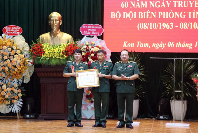 Thiếu tướng Nguyễn Hoài Phương, Phó Tư lệnh Bộ đội Biên phòng Tăng Bằng khen của Bộ trưởng Bộ Quốc phòng cho Bộ Chỉ huy Bộ đội Biên phòng tỉnh Kon Tum. Ảnh: Cao Nguyên - TTXVN Kon Tum xây dựng lực lượng bảo vệ biên giới vững mạnh, rộng khắp ảnh 5
