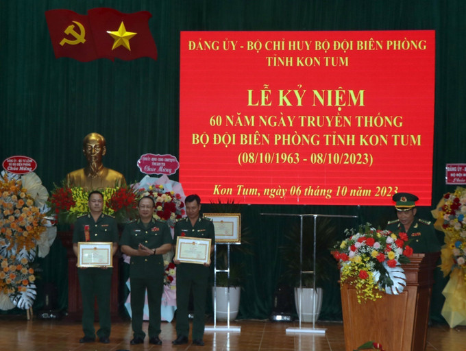Thiếu tướng Nguyễn Hoài Phương, Phó Tư lệnh Bộ đội Biên phòng tặng Bằng khen của Bộ trưởng Bộ Quốc phòng cho các cá nhân, tập thể có thành tích xuất sắc. Ảnh: Cao Nguyên - TTXVN Kon Tum xây dựng lực lượng bảo vệ biên giới vững mạnh, rộng khắp ảnh 2