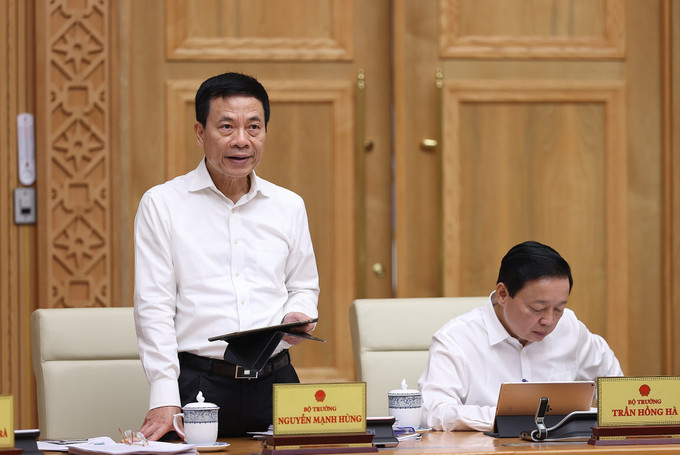 Bộ trưởng Bộ Thông tin và Truyền thông Nguyễn Mạnh Hùng phát biểu. Ảnh: Dương Giang-TTXVN Thủ tướng Phạm Minh Chính: Xây dựng các kịch bản dự báo về tăng trưởng, lạm phát, các cân đối lớn để chủ động thích ứng ảnh 3
