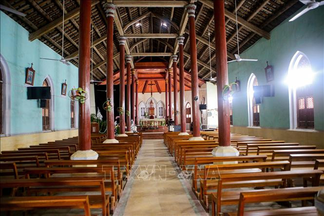Bên trong nhà thờ cổ Tùng Sơn 117 năm tuổi . Ảnh: Trần Lê Lâm – TTXVN Gìn giữ, bảo tồn vẻ đẹp cổ kính nhà thờ cổ Tùng Sơn ảnh 7