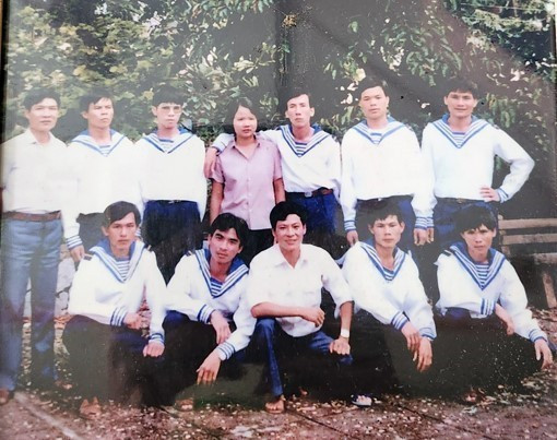 Thương binh Lê Minh Thoa (người ngồi thứ 2) chụp ảnh lưu niệm với đồng đội được phóng thích sau khi Trung Quốc bắt và giam giữ tại sự kiện Gạc Ma. Ảnh: TTXVN Thiêng liêng Gạc Ma những ngày tháng Ba ảnh 2