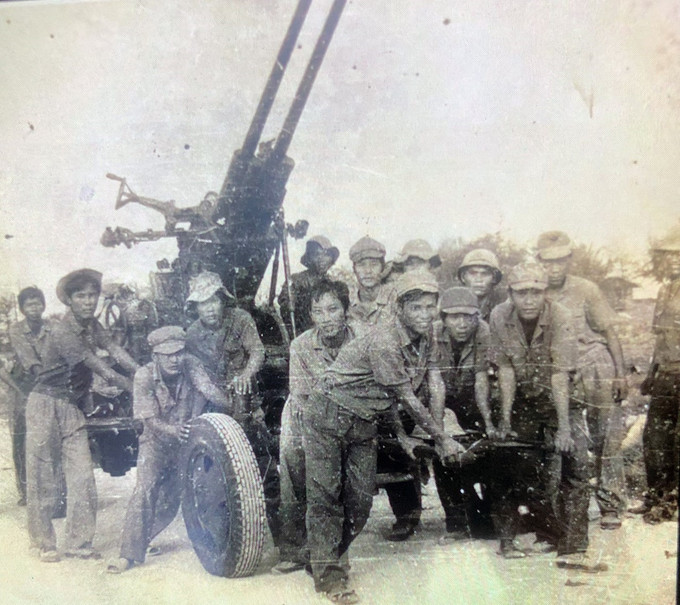 Tấm ảnh kỷ niệm của thương binh Trần Văn Hùng (thành phố Tuy Hòa, tỉnh Phú Yên) cùng đồng đội kéo pháo tại Trường Sa. Ảnh: TTXVN Thiêng liêng Gạc Ma những ngày tháng Ba ảnh 1
