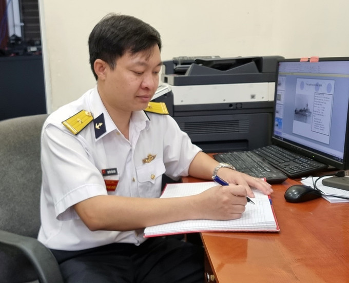 Thiếu tá Nguyễn Tiến Xuân (con trai của liệt sĩ Thượng úy Nguyễn Mậu Phong, Chỉ huy trưởng khung giữ đảo Gạc Ma) nối tiếp truyền thống và trở thành sĩ quan Hải quân. Ảnh: TTXVN Thiêng liêng Gạc Ma những ngày tháng Ba ảnh 4