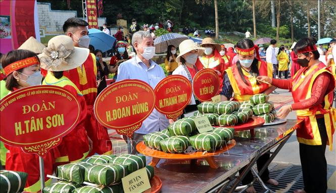 Sản phẩm bánh chưng của các đội sau khi thực hiện phần thi gói bánh. Ảnh: Trung Kiên - TTXVN. Giỗ Tổ Hùng Vương năm 2022: Hội thi gói, nấu bánh chưng và giã bánh giầy ảnh 8