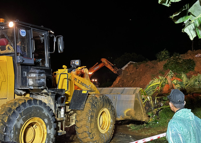 Rạng sáng 31/7, lực lượng chức năng vẫn làm việc để giải tỏa hiện trường vụ sạt lở và tìm kiếm nạn nhân mất tích. Ảnh: Nguyễn Dũng – TTXVN Tập trung khắc phục sạt lở đất tại đèo Bảo Lộc, chủ động ứng phó với mưa lớn khu vực Tây Nguyên và Nam Bộ ảnh 2