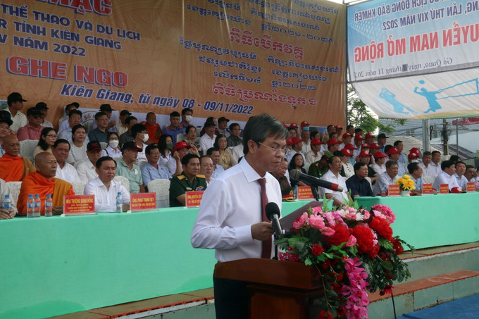 Ông Nguyễn Lưu Trung, Phó Chủ tịch UBND tỉnh Kiên Giang, phát biểu khai mạc ngày hội. Ảnh: Lê Sen - TTXVN Khắc họa, tôn vinh nét văn hóa đặc sắc của đồng bào dân tộc Khmer tỉnh Kiên Giang ảnh 1